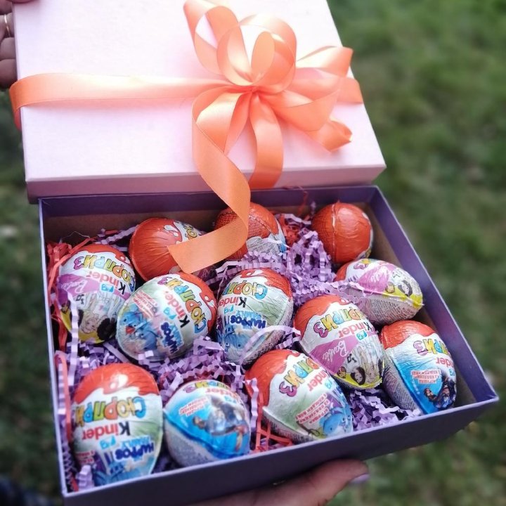 Коробка с киндерами в Абакане