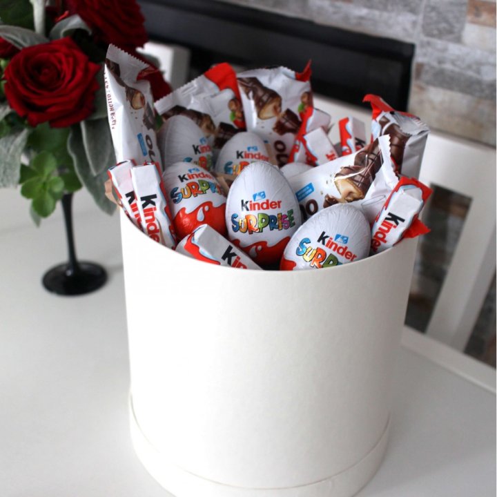 Коробка с киндерами  в Абакане