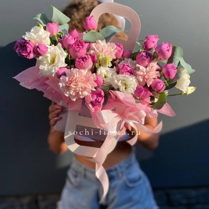 Сумочка с кустовой розой и диантусами в Абакане