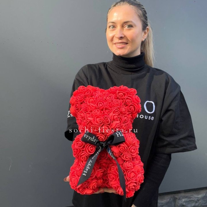 Медведь из роз красный в Абакане