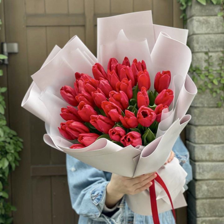 35 красных тюльпанов в Абакане